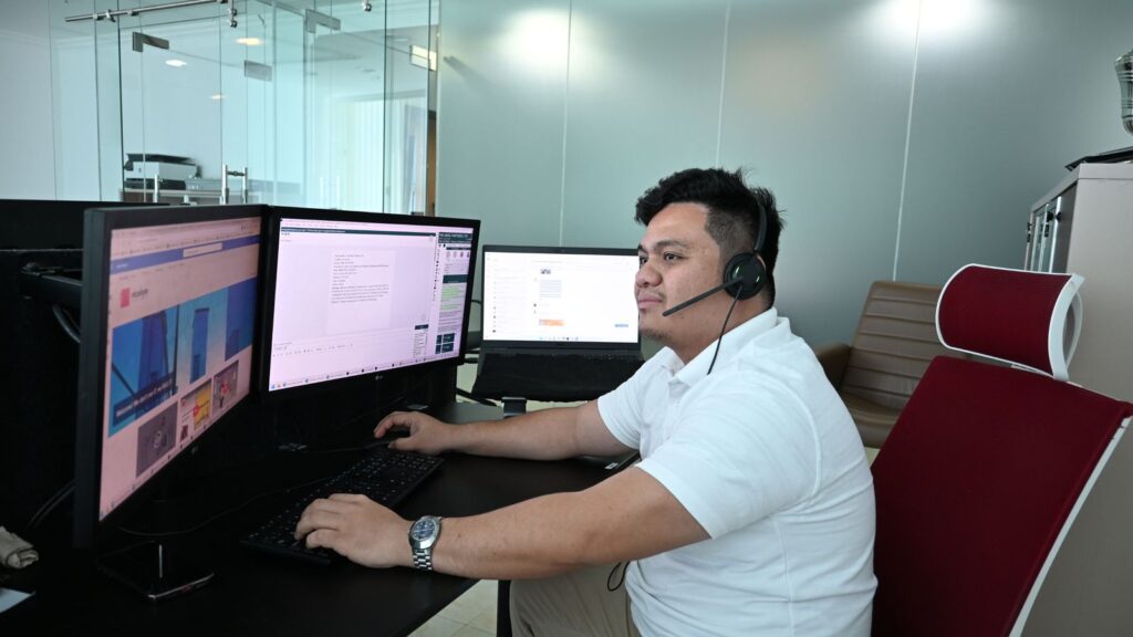 Microbyte Dubai IT support engineer at the helpdesk